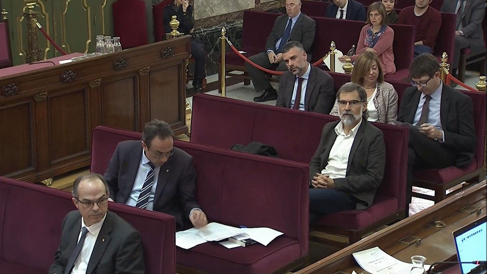 Un agente relata cómo la "masa" le tiró una piedra, que le impactó en el escudo de la gorra