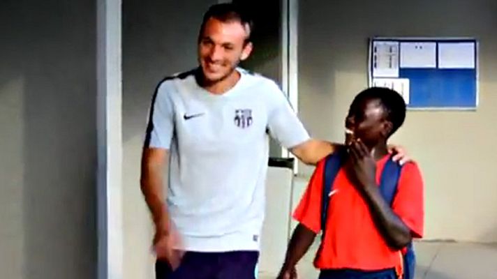 Telediario 1 - La sonrisa y el fútbol de Japhet brillan en La Masía