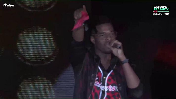 Eurovisión - Famous canta "Too late for love"