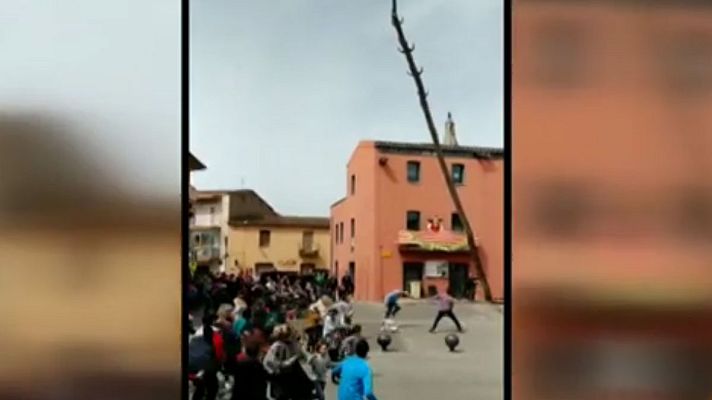 Informativo 24h - Susto en la fiesta mayor de Cornellà del Terri por la caída de un árbol ante los asistentes