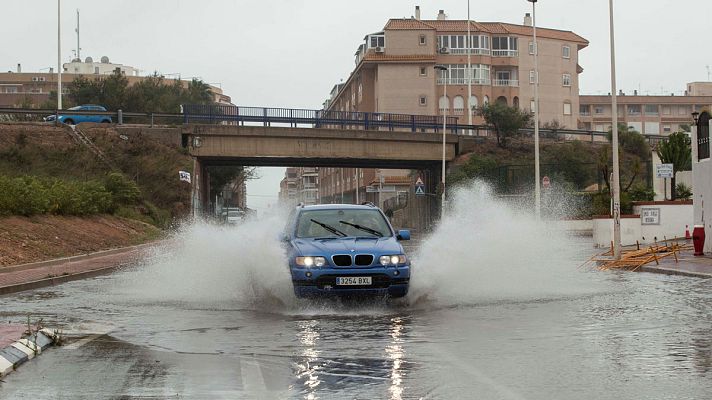 Informativo 24h - Las fuertes llluvias en Torrevieja obligan a suspender una acampada local y algunos tramos de transporte público