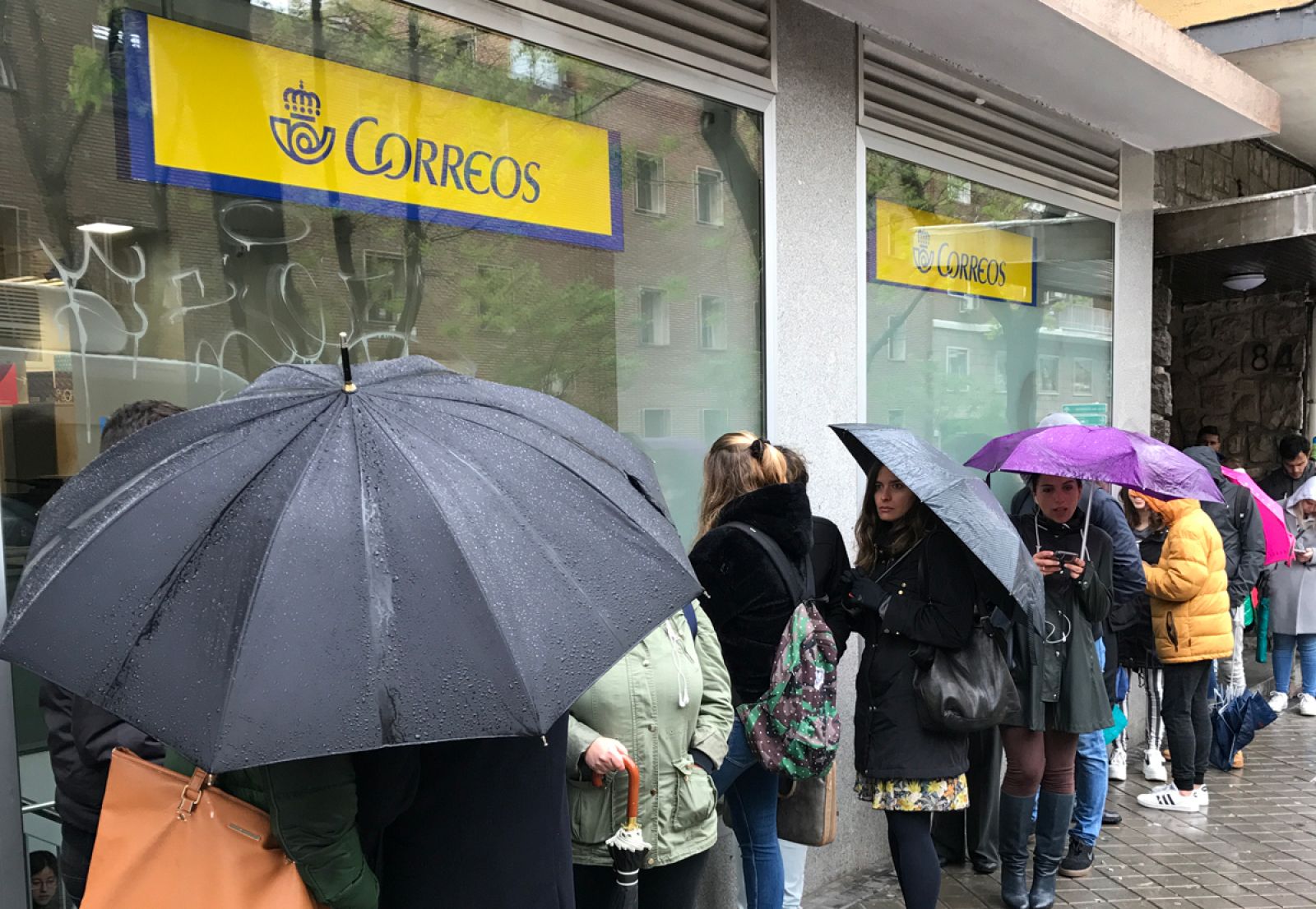 Colas de hasta cinco horas para votar en algunas oficinas de Correos