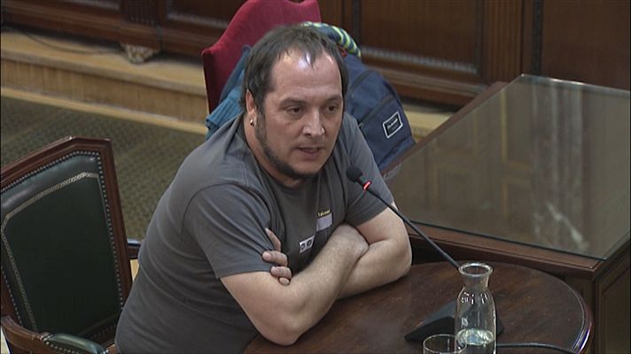 Informativo 24h - El exdiputado de la CUP David Fernández asegura que los actos violentos del 1-O fueron algo "puntual" y "marginal"