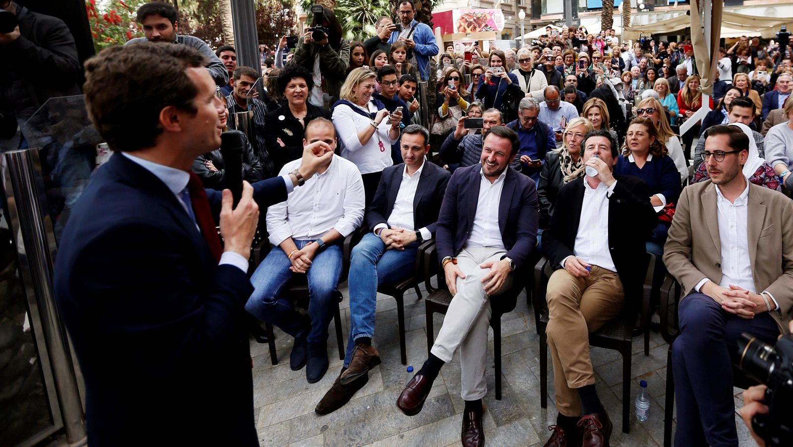 Los candidatos apuran sus últimos mítines de campaña para ganarse a los indecisos