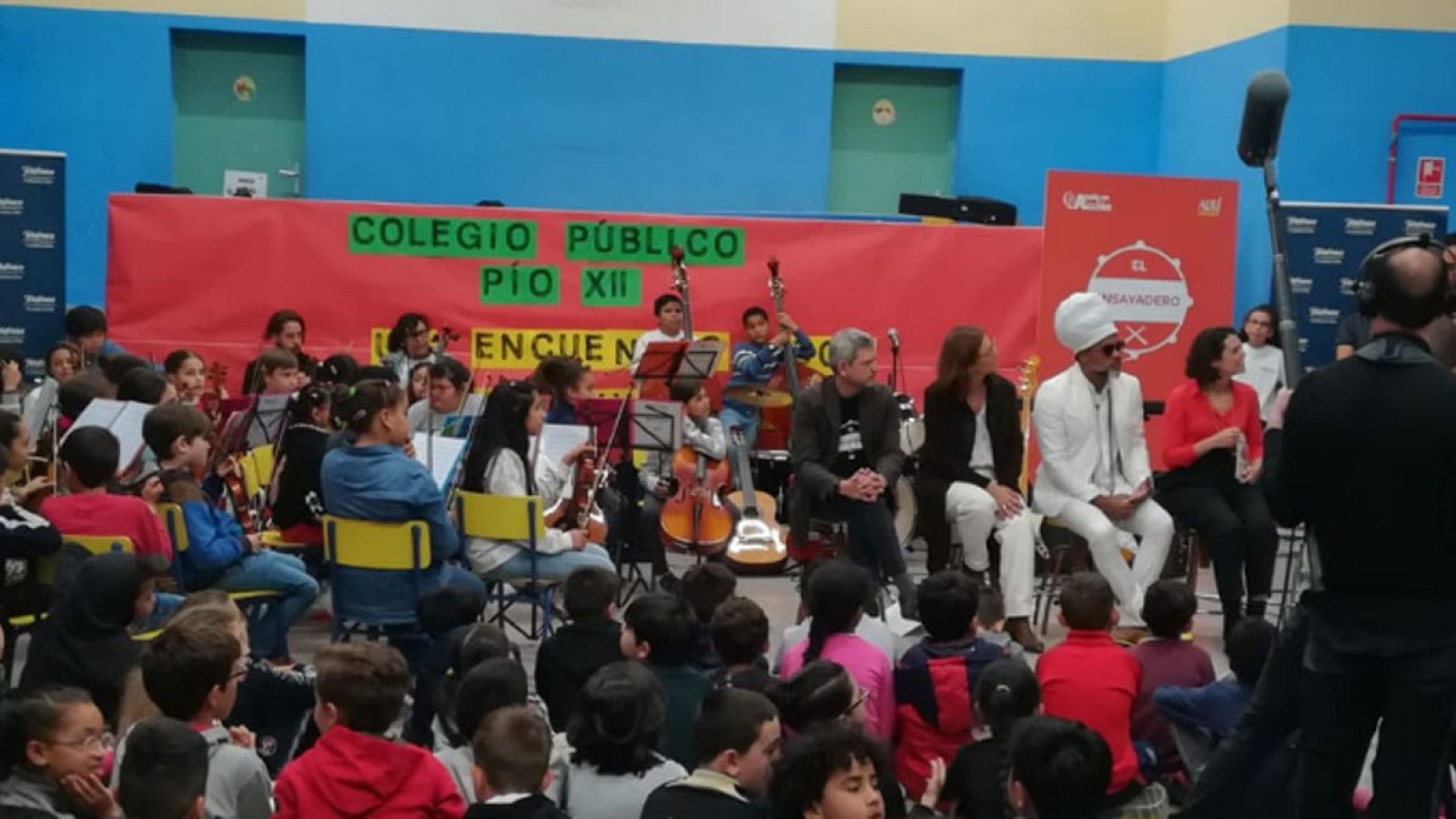 Carlinhos Brown visita a la "orquesta milagro" de Tetuán