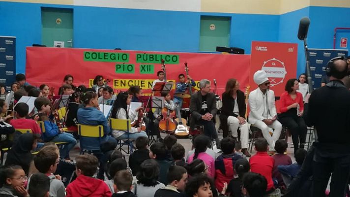 Telediario 1 - Carlinhos Brown visita a la "orquesta milagro" de Tetuán