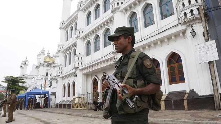 Telediario 1 - Al menos tres muertos en Sri Lanka durante una redada policial en la que se han incautado explosivos y objetos del EI