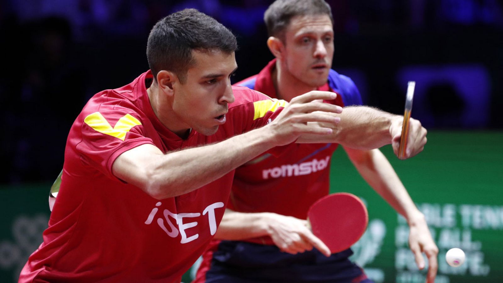 El español Álvaro Robles ha perdido junto al rumano Ovidiu Ionescu la final masculina de dobles del campeonato del mundo de tenis de mesa que se está disputando en Budapest. La pareja hispanorumana ha sido derrotada por los chinos Ma Long y Wang Chuq