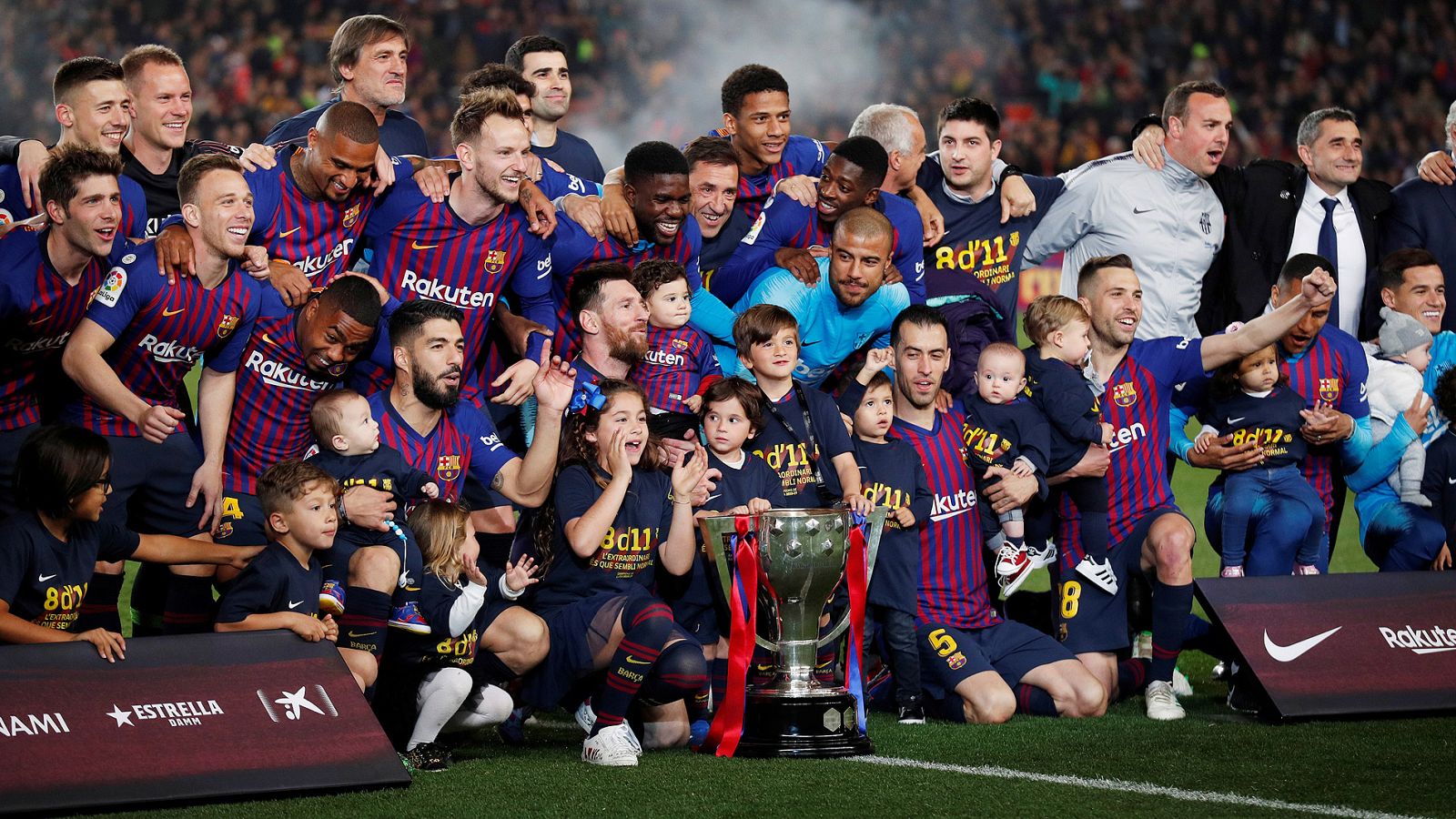 Messi recibe la copa de campeón de Liga