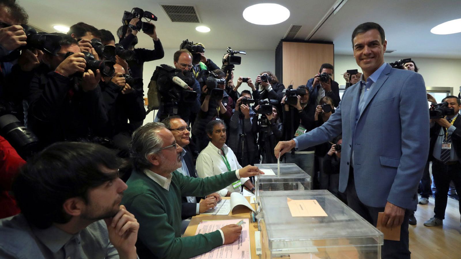 Pedro Sánchez vota en el Centro Cultural Volturno de Pozuelo de Alarcón, Madrid