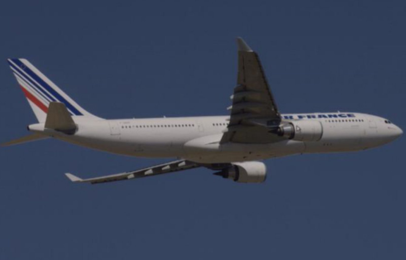 Un avión de Air France ha desaparecido en aguas del Océeano Atlántico, con 228 personas a bordo. Escucha la última hora.
