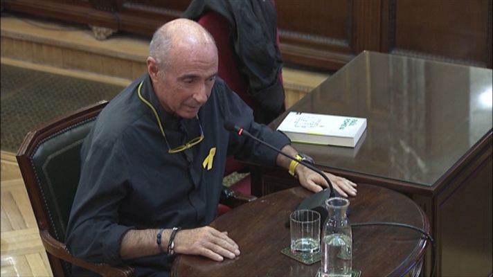 Informativo 24h - Lluís Llach relata cómo Cuixart y Sànchez le pidieron que colaborara para hacer un cordón de seguridad a los coches