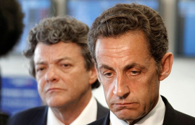  - Sarkozy con familias de víctimas