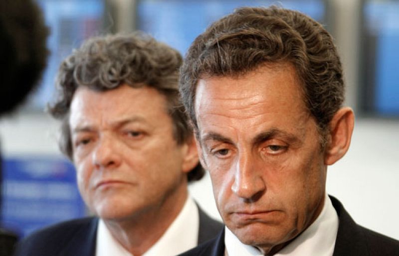 Nicolás Sarkozy visita a los familiares de las víctimas del Airbus de Air France | Ver