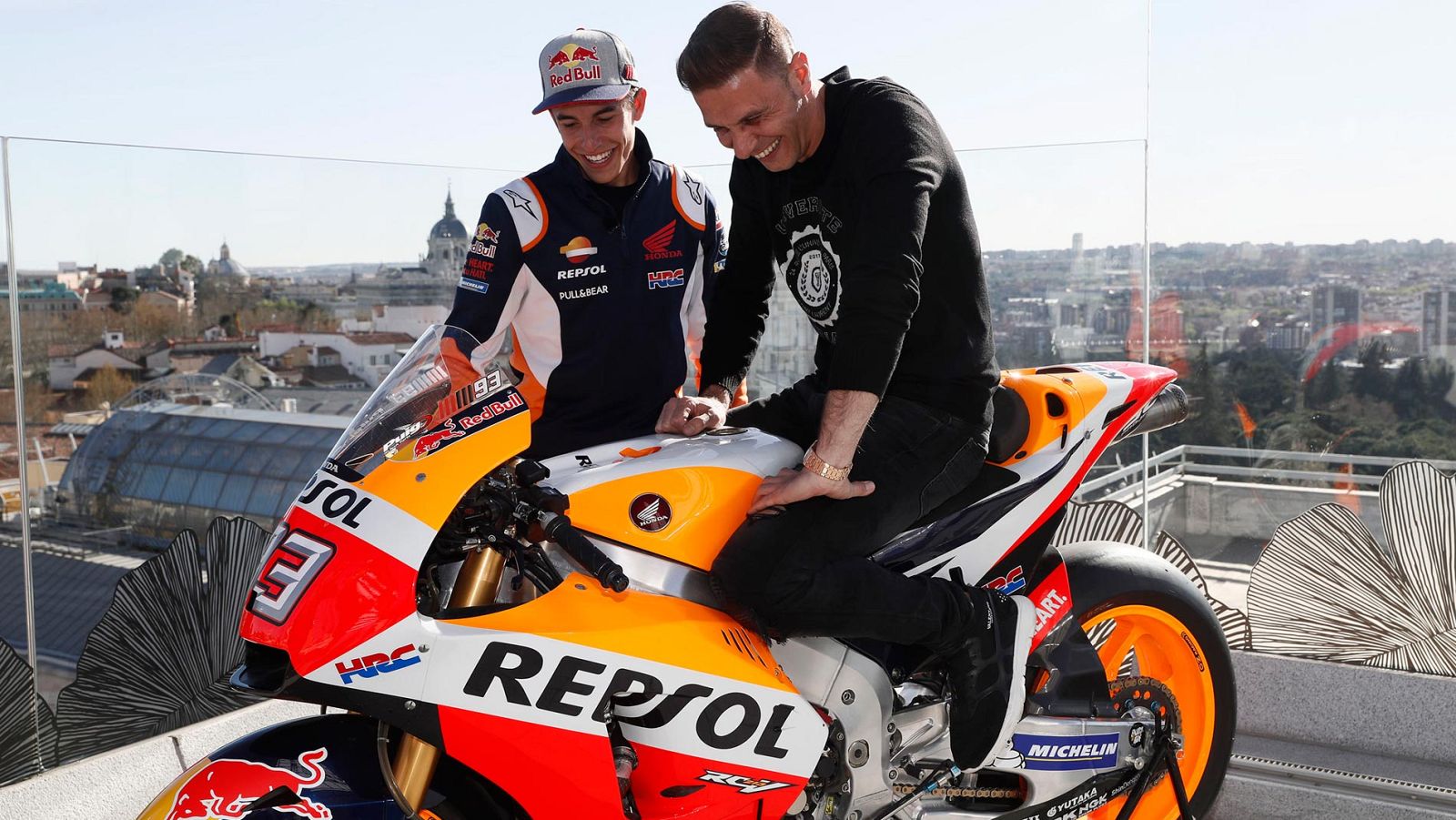 Márquez le "enseña los secretos" de su moto al futbolista Joaquín | Ver