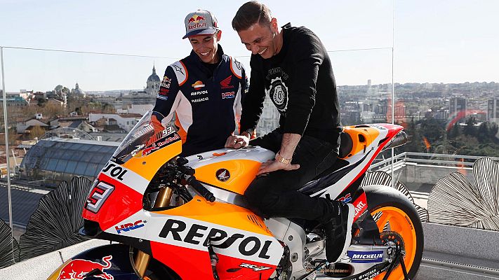 Telediario 1 - Márquez le "enseña los secretos" de su moto al futbolista Joaquín