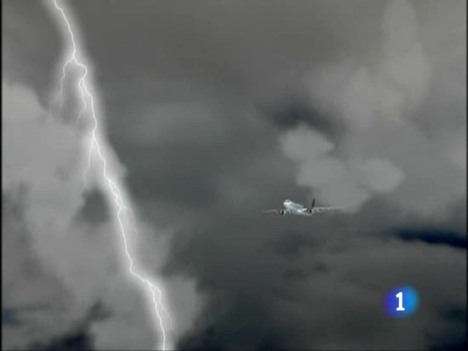 La principal hipótesis es que el accidente del avión de Air France lo haya provocado una fuerte tormenta | Ver