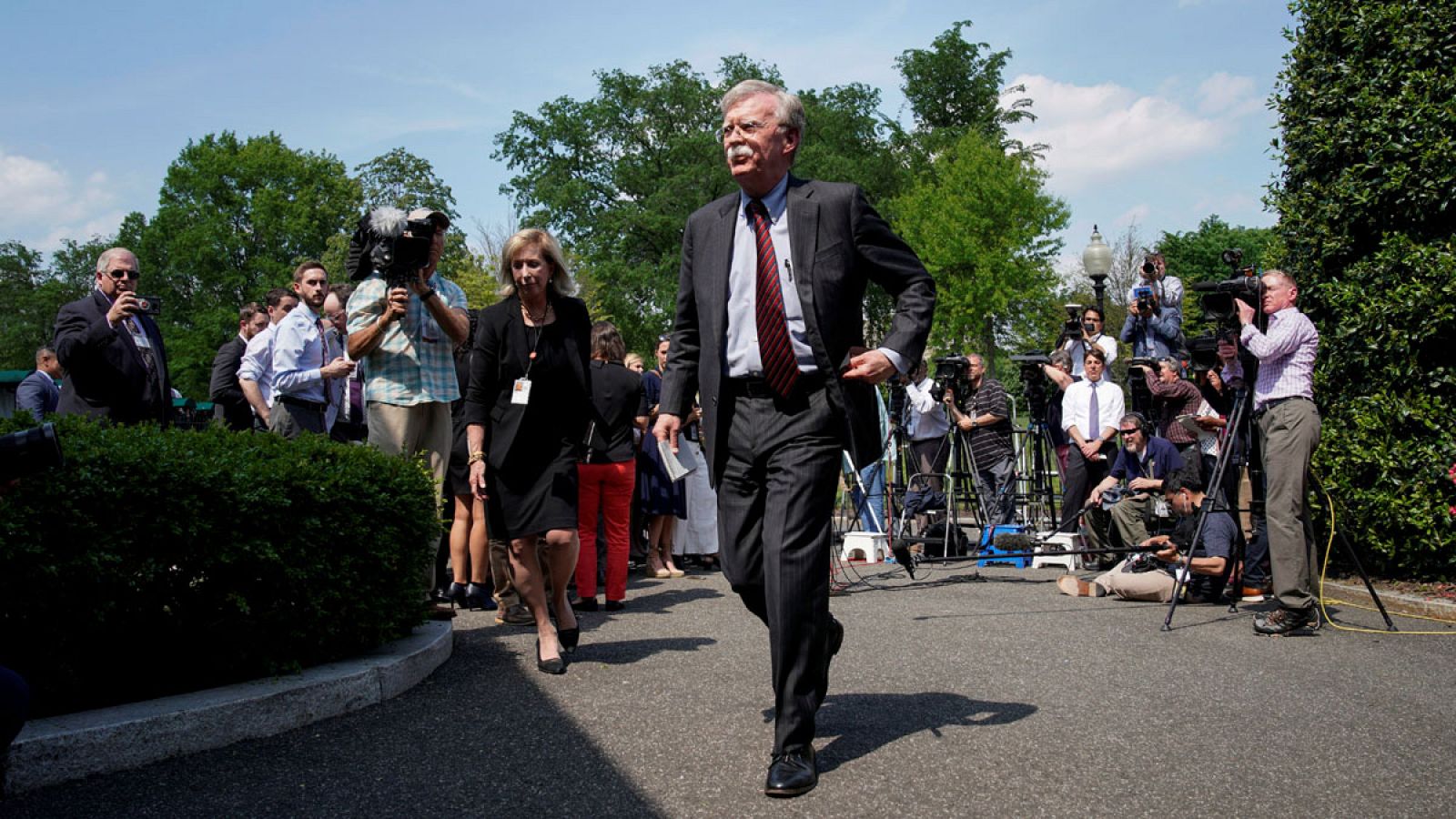 Estados Unidos apoya firmemente el levantamiento militar de Guaidó