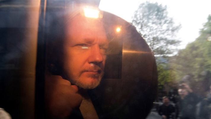 Informativo 24h - Assange, condenado a casi un año de cárcel