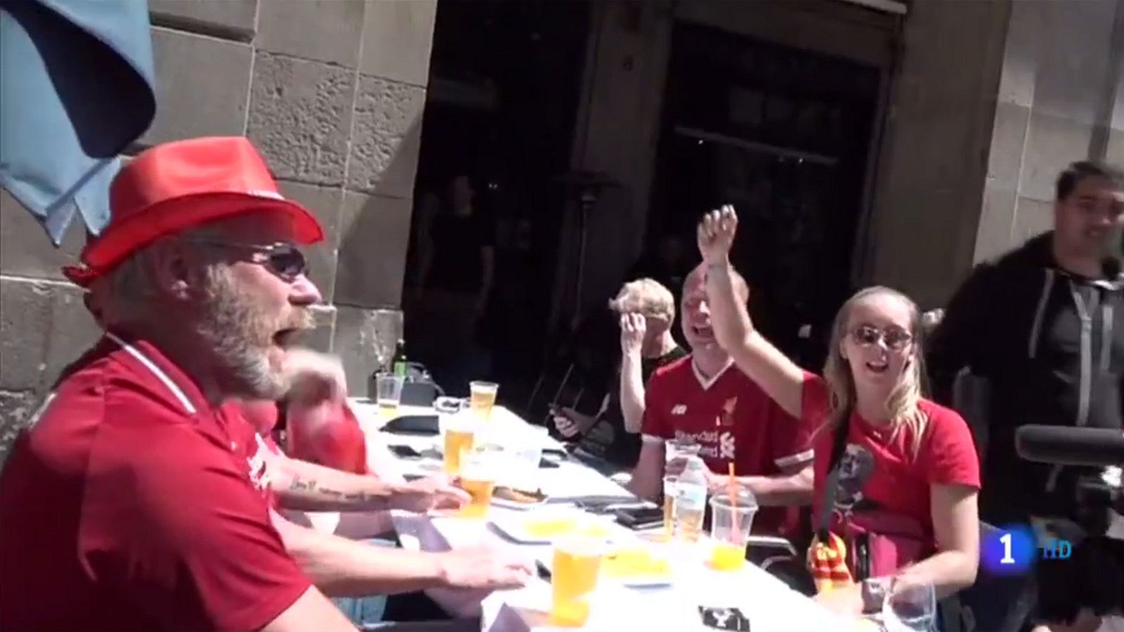 Tensa calma en Barcelona tras los altercados provocados por ultras del Liverpool | Ver