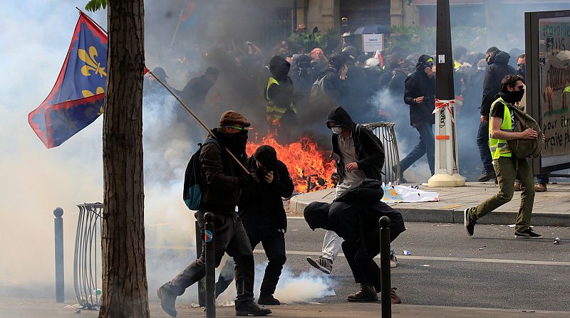 La manifestación por el Primero de Mayo en París concluye con 330 detenidos y graves altercados
