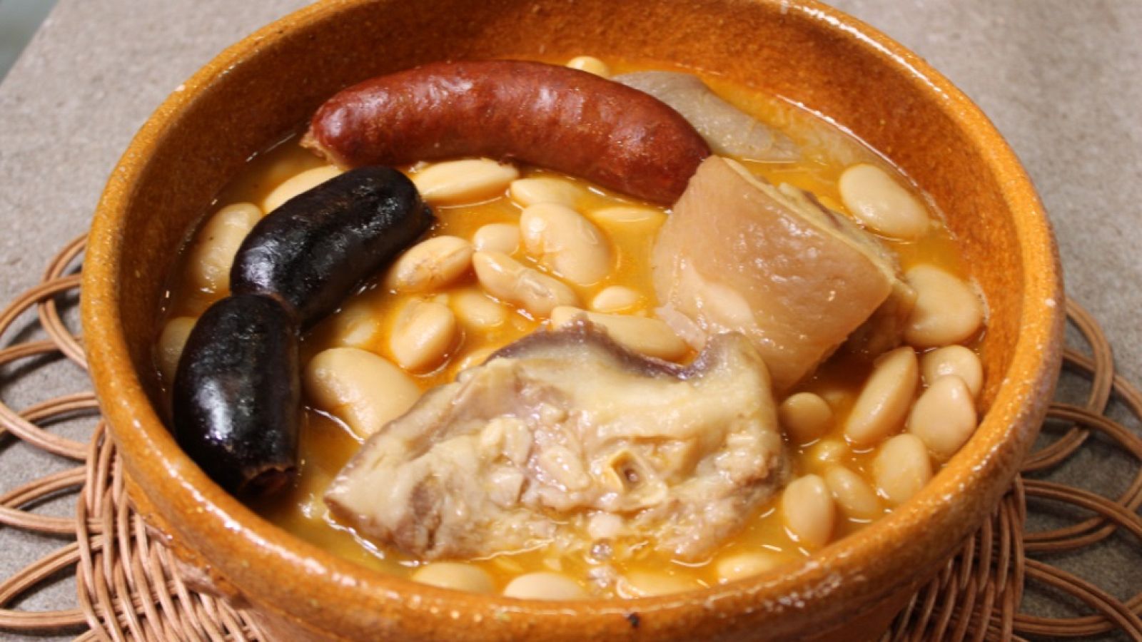 Hacer de comer - Judiones de la granja y pollo con cigalas - ver ahora