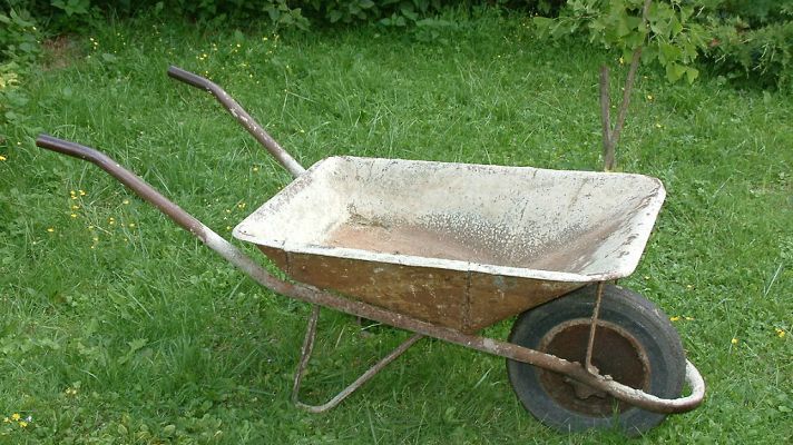 La mañana - Lleva a su hija al colegio en carretilla