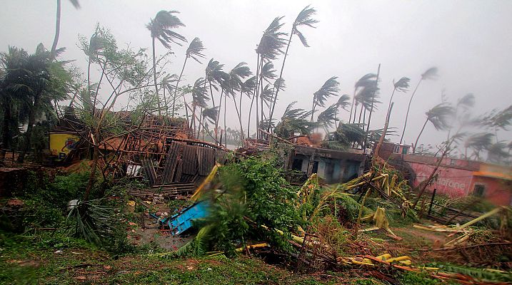 Telediario 1 - India evacúa a más de un millón de personas por el ciclón Fani, que ya ha dejado tres muertos