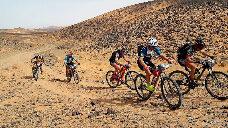 Tres exciclistas profesionales, Melchor Mauri, Abraham Olano y Haimar Zubeldia, participantes de la Titan Desert, han analizado para TVE la dureza de una prueba ganada en esta edición por Anna Ramírez y Josep Betalú.