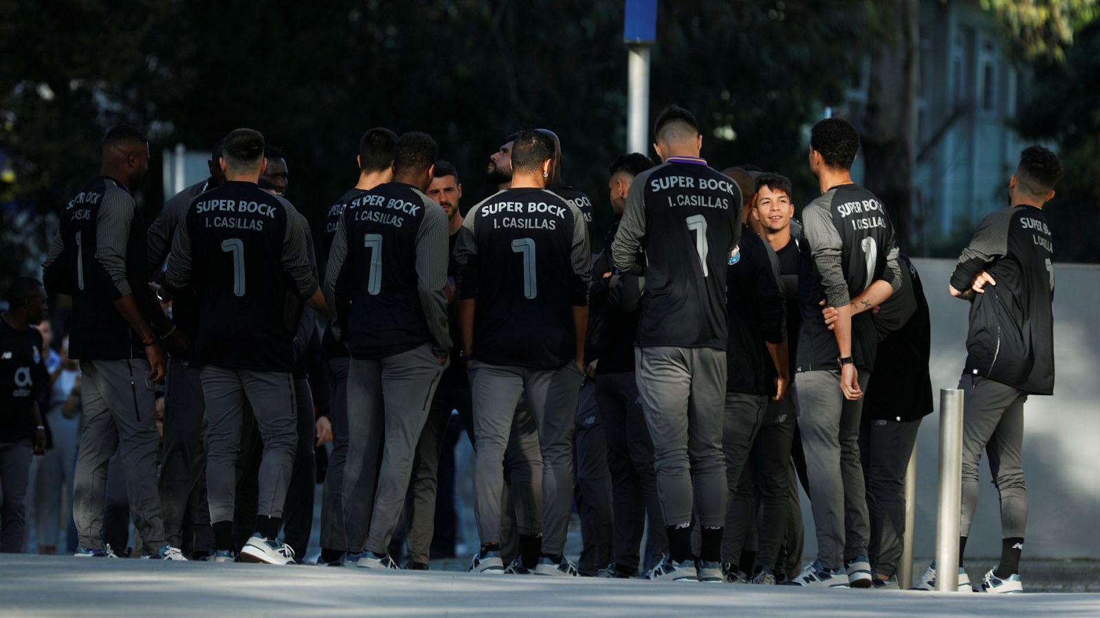 La plantilla del Oporto acude al hospital a visitar a Iker Casillas tras su infarto