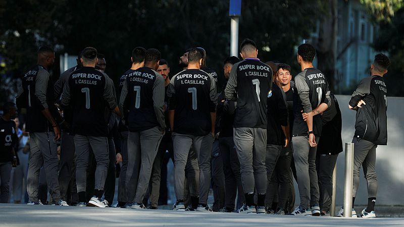 La plantilla del Oporto acude al hospital a visitar a Iker Casillas tras su infarto