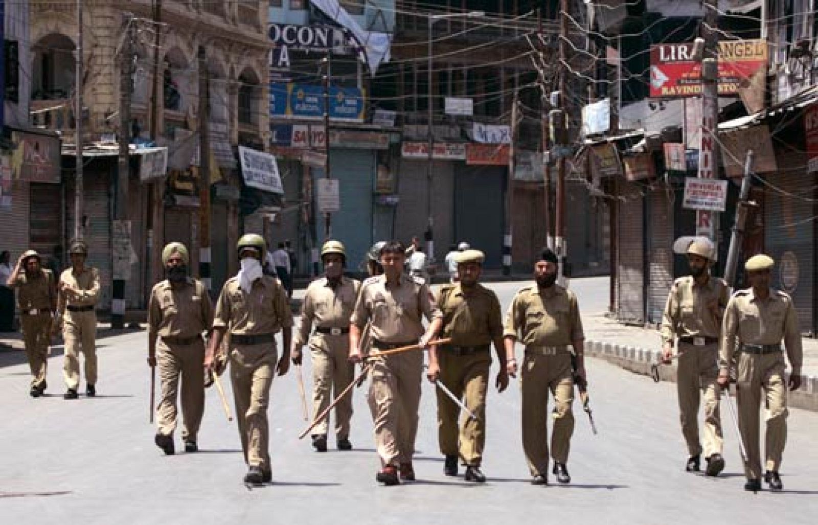 En la provincia india de Cachemira la población se enfrenta con la Policía | Ver