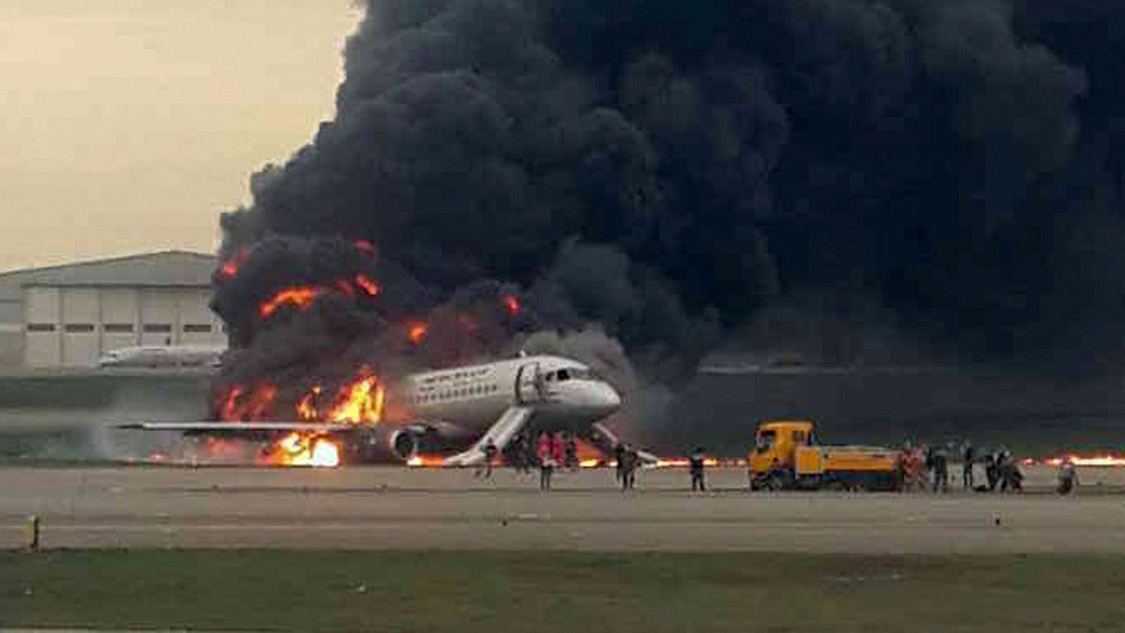 Un muerto y varios heridos tras un incendio ocasionado durante la maniobra de aterrizaje de un avión en Moscú