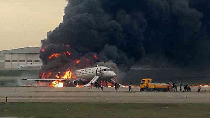  - Un muerto y varios heridos tras un incendio ocasionado durante la maniobra de aterrizaje de un avión en Moscú