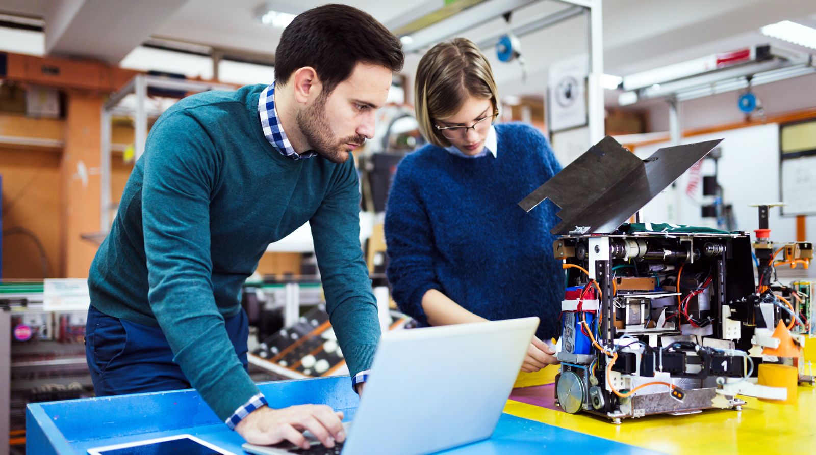 Uno de cada tres jóvenes está en paro mientras muchas compañías tienen dificultades para encontrar cadidatos cualificados