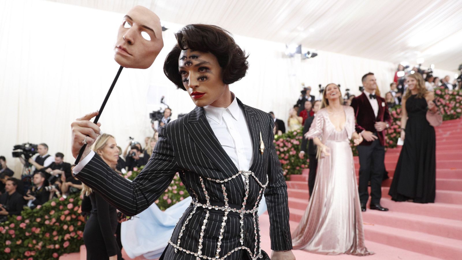 La gala del MET rinde homenaje a la extravagancia de la estética 'Camp' | Ver