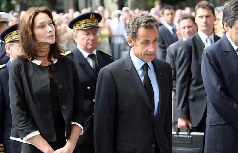 Sarkozy llega al acto en Notre Dame de París por el avión desaparecido | Ver
