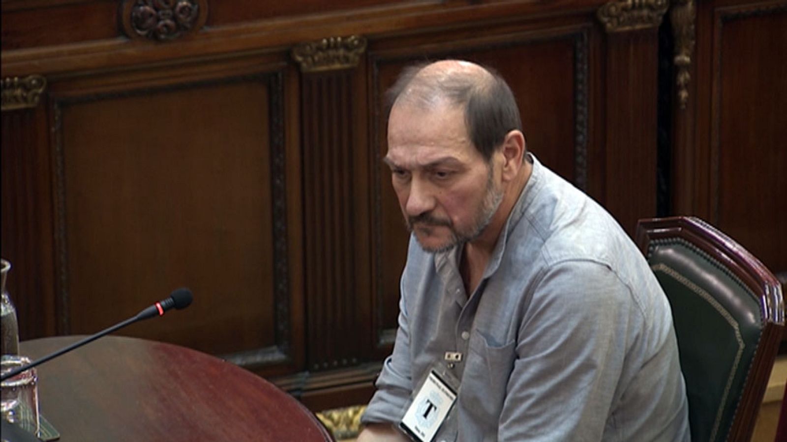 Un testigo asegura que la Guardia Civil le golpeó con la porra cuando intentó ayudar a una chica con muletas en el suelo