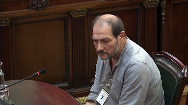 Un testigo asegura que la Guardia Civil le golpeó con la porra cuando intentó ayudar a una chica con muletas en el suelo