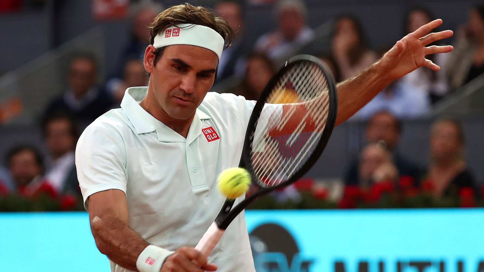 El regreso de Roger Federer a Madrid ha sido espectacular, con un recital de juego ante Richard Gasquet, al que ha eliminado camino de la siguiente ronda.