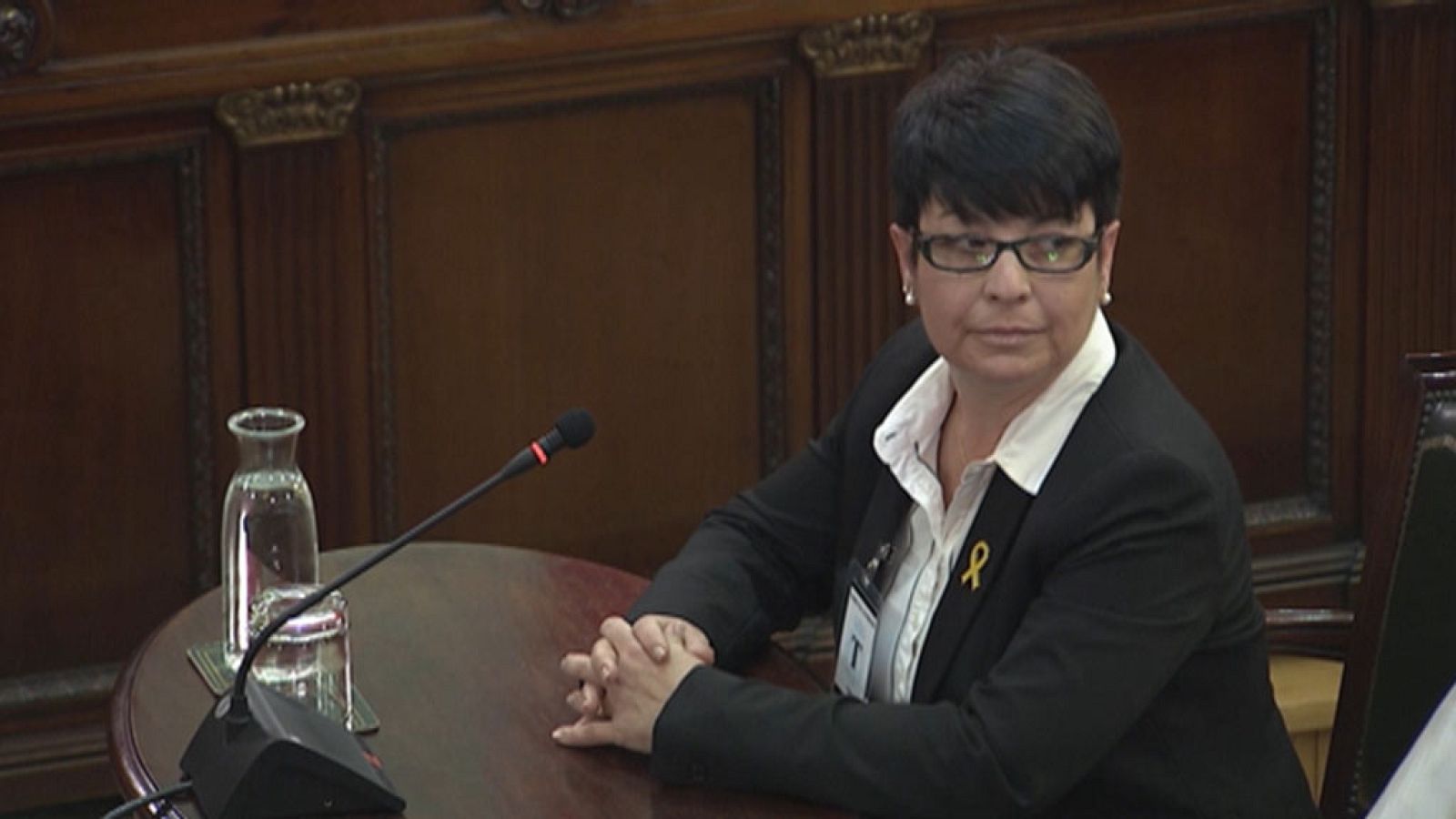 Una testigo confirma que los Mossos les informaron exactamente de la hora a la que tendrían que abandonar los colegios