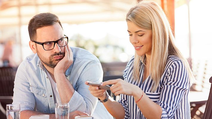 Telediario 1 - Youtube retira diez vídeos de cómo espiar a la pareja