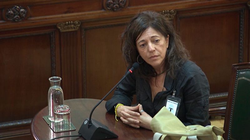Una votante: "Les dijimos que todos éramos los responsables y juntos de pie con las manos alzadas les impedimos entrar"
