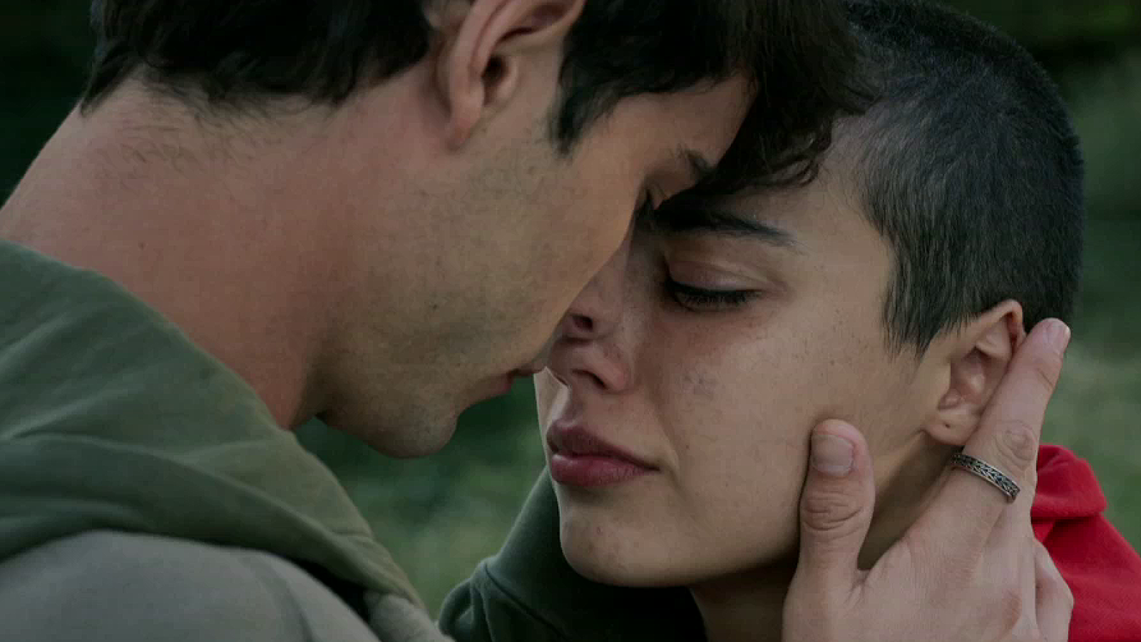 La Caza. Monteperdido - Quim y Ana se besan