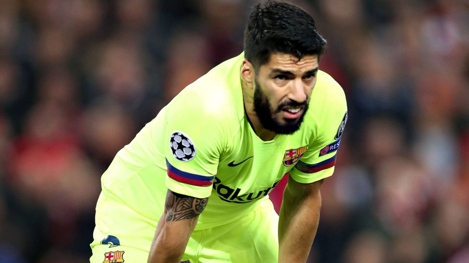 El delantero uruguayo del Barcelona Luis Suárez se ha sometido a una artroscopia en la rodilla derecha, según informaron hoy los servicios médicos del club catalán.