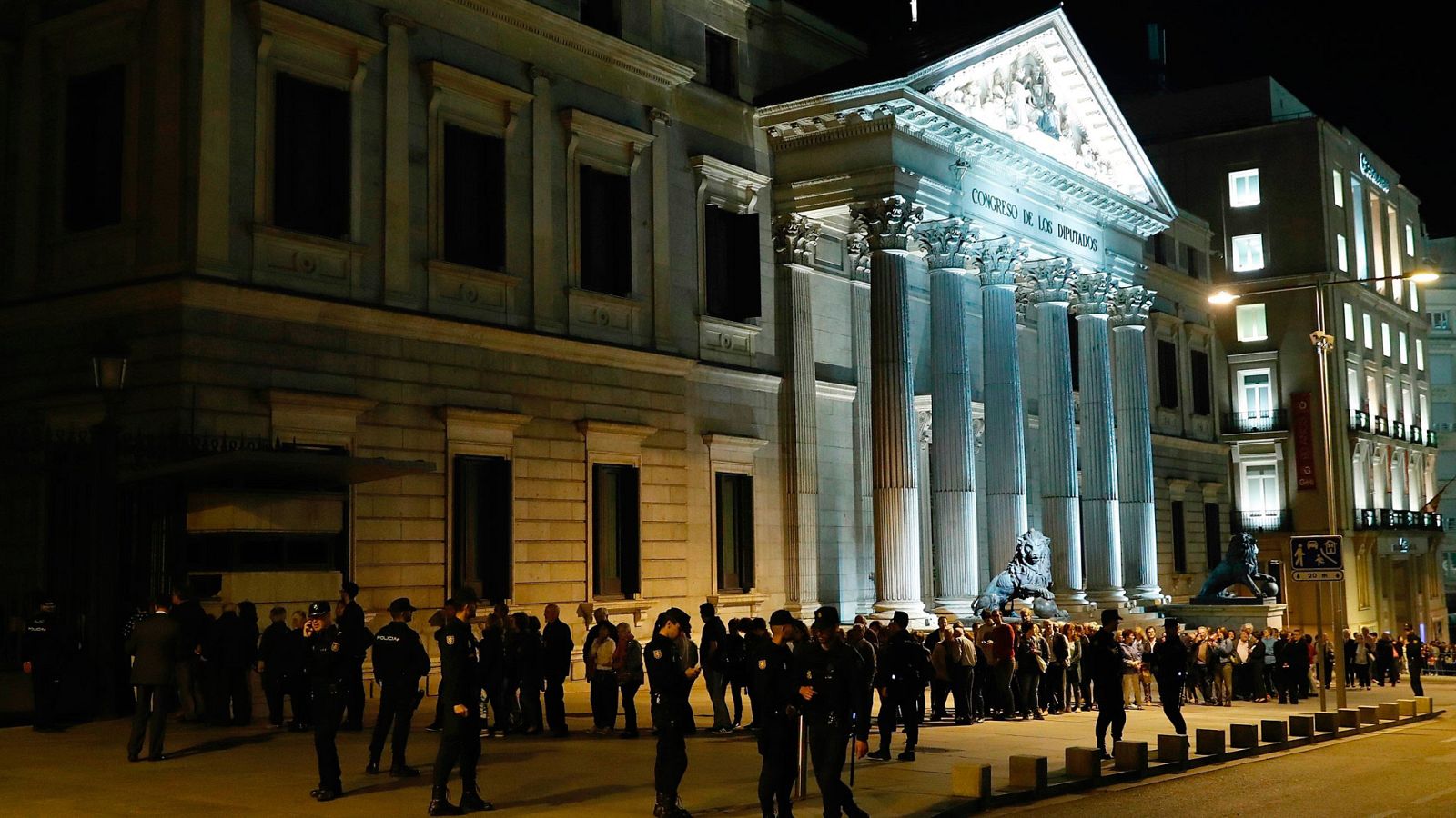 La ciudadanía da su último adiós a Rubalcaba en el Congreso de los Diputados | Ver