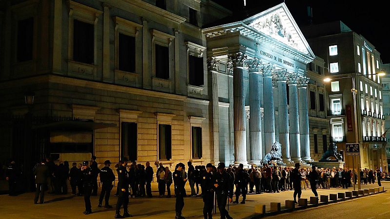 La ciudadanía da su último adiós a Rubalcaba en el Congreso de los Diputados | Ver