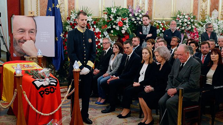 Informativo 24h - Los reyes eméritos visitan la capilla ardiente de Rubalcaba