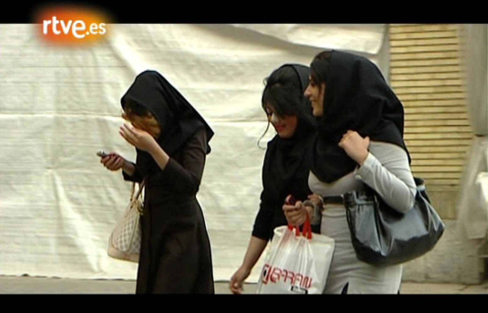 En portada - Irán: Juventud a escondidas. Contraportada | Ver