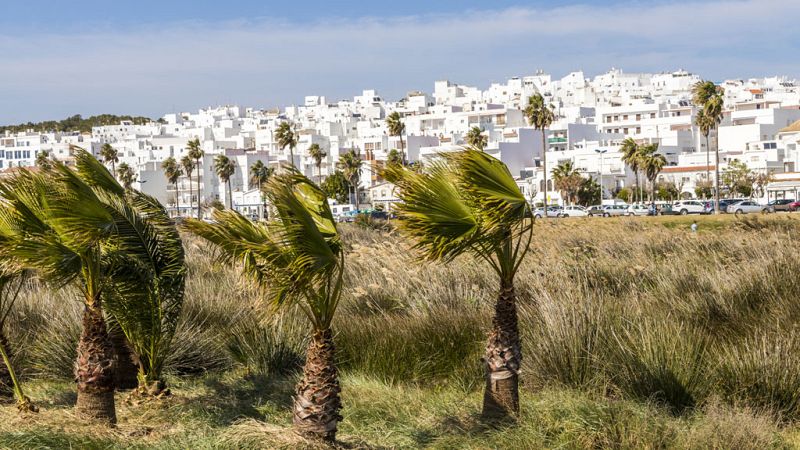 Rachas de viento fuerte en Cádiz, Pirineos y extremo nordeste de Cataluña - Ver ahora